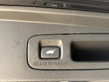 電動テールゲートの操作スイッチです。手荷物が多い時などに大変便利な機能です。