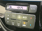 【オートエアコン】一度お好みの温度に設定すれば、車内の温度を検知し風量や温度を自動で調整。暑い&hellip;寒い&hellip;と何度もスイッチ操作をする必要はありません。快適な車内空間には必須の機能ですね♪