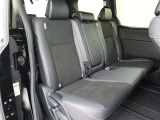 スライド機能付きの『2列目シート』です、乗られている人数や載せるお荷物で調整が出来てとても便利ですね!
