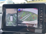 車を真上から見ているように、周囲の状況を把握しながら安心して駐車が行えるアラウンドビューモニター装備!