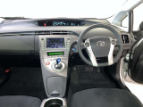 運転席周りのレイアウトをご覧ください。ナビゲーションが綺麗に装着されすっきり収まってますね!
