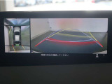 パノラミックビューモニター付きです。車両を上から見た様な映像を画面に表示。運転席からの目視だけでは見にくい、車両周辺の状況をリアルタイムでしっかり確認出来ます。