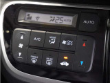 【オートエアコン】温度を設定すれば自動で快適な車内温度を保ちます。エアコン内部の高性能脱臭フィルターで車内のアレルゲンや花粉を除去。