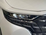【LEDヘッドライト】悪天候や夜間走行時も良好な視界を確保し安心して運転できる高輝度LEDヘッドライトを装備!点灯速度が早く、消費電力も抑えられています。