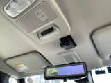 車両後方のカメラ映像を映し出し、車内の状況や、天候などに影響されずいつでもクリアな後方視界が得られるインテリジェントル-ムミラ-が装備されております。