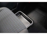 運転時の靴などを収納するときに便利な助手席シート下の収納スペースです。