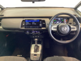 車内は光触媒抗菌消臭施工済です。インパネ周りはスタイリッシュなデザインで機能や装備も充実しています。グローブボックスやカップホルダーのほかにトレーなどたくさんの収納スペースが付いています。