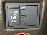 左側電動スライドドアは運転席からでも操作ができるように、ハンドル付近に開閉の操作スイッチが付いています。