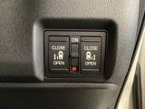 リアドアは乗り降りに便利な両側電動スライドドアです。また運転席に座っていながらスイッチ操作で自在にスライドドアを開け閉めできます。
