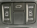 【両側パワースライドドア】スマートキーや運転席のスイッチで後席両側スライドドアの開閉が可能♪電動だから力を入れてドアを開ける必要が無く、小さなお子様でも簡単に開け閉めでき快適です♪