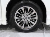 アルミホイールを装備、タイヤサイズは225/60R17です。