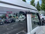 雨の日の換気もラクです プラスチックバイザーつきです また外から中が見えにくくなっています プライバシーガラスつきです