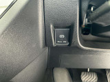 電動パーキングブレーキは、従来の足踏み式に比べ、しっかりと車をホールドしてくれるので安心です。女性の方には特に安心いただける装備です