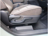 【シートアジャスター】上下調整できるシートアジャスター!運転手にあったドライバーズポジションができますね。