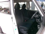 運転席にはシートリフターが付いておりますので、前後のスライドに加えシートの高さも変更出来ます。小柄な女性の方でも運転しやすいポジジョンが取れ、安心して運転できます。