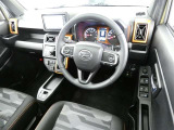 【運転席まわり】・・・ハンドルやシートなども隅々までクリーニング済み。キレイな車内でドライブがより一層快適にお楽しみいただけると思います。