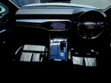 Audiは創業者であるホルヒの「いかなる時代においても第一級の素材を用い、操縦安定性に優れ、さらに進歩的なクルマの製造を目指す」という考え方に則り、こだわり抜かれたインテリアを目指しています。