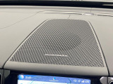 【harman kardon】ハーマンカードンのHi-Fiスペシャリストと共に、モデル別に開発・設計された専用チューニングが臨場感溢れる音響空間を実現しています。