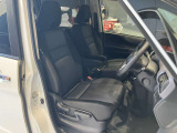 運転席まわりです。運転席からの視界が左右に広く隅々まではっきりと見渡せます!クルマの前端も把握しやすく安心して運転できます!