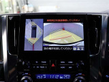 パノラミックビューモニター装備!トップビュー&フロントビュー・車両に取り付けたフロントとサイドとバックのカメラ映像を合成して画面上に表示させることで、低速時の運転を補助する装置です。