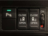【両側パワースライドドア】両側がパワースライドドアになっており、運転席のスイッチやスマートキーでも開閉が可能です!開口部も広いので乗り降りも楽々♪