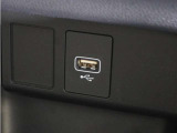 【USBジャック】充電をスマートに。スマートフォンやタブレット、携帯ゲーム機などの充電が可能。