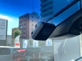 フロントガラスにドライブレコーダーがついています。