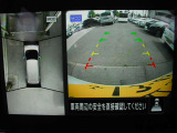 アラウンドビューモニター クルマを上空から見下ろしているかのように、視認しにくい周囲の情報を映像で提供します。クルマをスムーズに駐車させる事ができます。