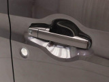 ドアハンドル リクエストスイッチでドアロックの開閉が可能です。