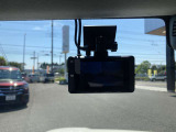 ドライブレコーダーの写真になります。昨今、車に必須な装備になってます!万が一があったときにしっかり記録されていると安心です。駐車監視機能がついている機種もありますので、盗難防止にも一役買ってます!