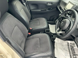 乗り心地の良いフロントシートです。足回りも広々としておりますので、長時間の運転も疲れづらいですよ。