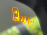 【ブラインドスポットモニター】走行中、ドアミラーの死角になりやすい箇所に後続車が接近するとサイドミラーのレンズに警告を表示!ドライバーに注意喚起をしてくれます。
