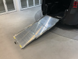 ウインチベルトを電動で巻き取り、介助する方の負担を軽減。安定した作動で車いすの方も安心です。ウインチ本体はコンパクトなので、後席の足元スペースもしっかり確保されています。