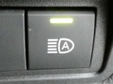 【オートマチックハイビームヘッドライト】ハイビーム走行時に対向車や前走車をカメラで認識して自動的にロービームにする機能が装備されています。※道路環境などによっては作動しない場合があります。