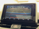 【バックカメラ】駐車時に後方がリアルタイム映像で確認できます。大型商業施設や立体駐車場での駐車時や、夜間のバック時に大活躍!運転スキルに関わらず、今や必須となった装備のひとつです!