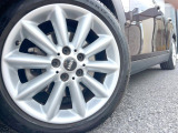 ●純正17インチアルミホイール:輸入車ならではの卓越した走りを支えるホイールと足回りです!日本車の走りに慣れている方にもぜひ体感して頂きたいほど、高いレベルでまとまっています!