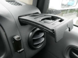 運転席側には引き出し式のドリンクホルダーと、ペンホルダーを装備。