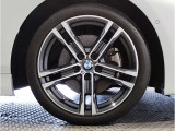 【BMWアロイホイル】軽量かつ強度に拘ったアロイホイル。走行性能ポテンシャルを引き出す設計。車の足元を引き締めてくれる大きなポイントはアロイホイルです。