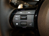 【ステアリングリモコン】ステアリングにオーディオ調節可能なスイッチが装備されていますので運転中でも視線をそらさずにオーディオの調節が可能です!