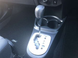 操作しやすいATシフトです。 シフトチェンジを気にしなくていいので運転だけに集中できますね。 自然と手に届くところにある、手になじむ形状のシフトノブがいいですね。