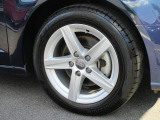 全車両に標準装備の純正アルミホイールは、純正ならではのバランスの良いデザインと、走行安定性をお楽しみ頂けます。