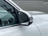 【ブラインドスポットアシスト】走行中車両の斜め後ろの死角エリアをモニタリングし、ドアミラー内蔵のインジケーターを点灯させて注意喚起し、安全な走行のサポートをします。