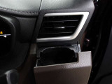 運転席のカップホルダーはエアコンの吹き出し口にありますので冷やしたり温めたりすることが出来ます☆