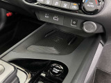 コード不要のワイヤレス充電付きです。