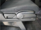 【ハイトアジャスター】レバーの上下操作だけで、座面を運転しやすい高さへ簡単に調節できます。