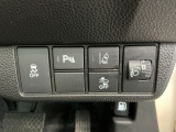 車がカーブの外側へ膨らんだり内側へ巻き込んだりする挙動を防止する横滑り防止装置、障害物センサー、万が一の時にあると心強いホンダセンシング機能-路外逸脱抑制機能・衝突軽減ブレーキ付きです!