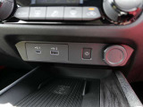 USB電源ソケット(タイプA 1個、タイプC 1個) 、ワイヤレス充電器装備