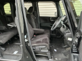フロントシートです!!ベンチシートなので座席の移動もスムーズに出来ます!!足元も広く運転も楽ですよ!!