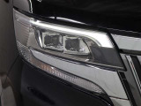 LEDヘッドライトには「オートマチックハイビームシステム」を搭載。夜間走行時にハイビームで走行可能と判断した場合、ロービームとハイビームを自動的に切り替え、前方視界確保をアシストします。