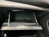 車検証入れになどにも使える便利な収納BOXあります。
